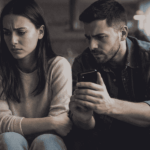 Ciúmes no relacionamento: quando a insegurança vira controle e começa a desgastar a confiança entre o casal